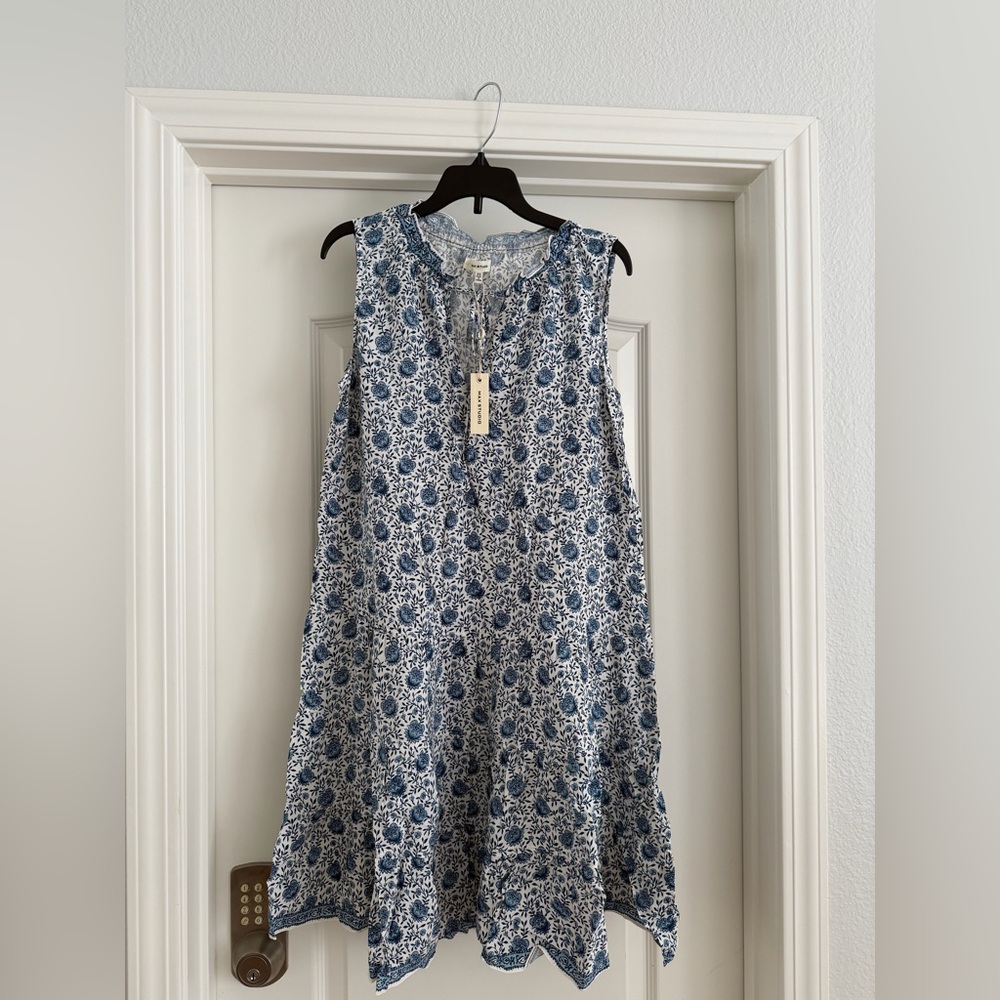 Max Studio Blue and White Patterned Knee Length Dress